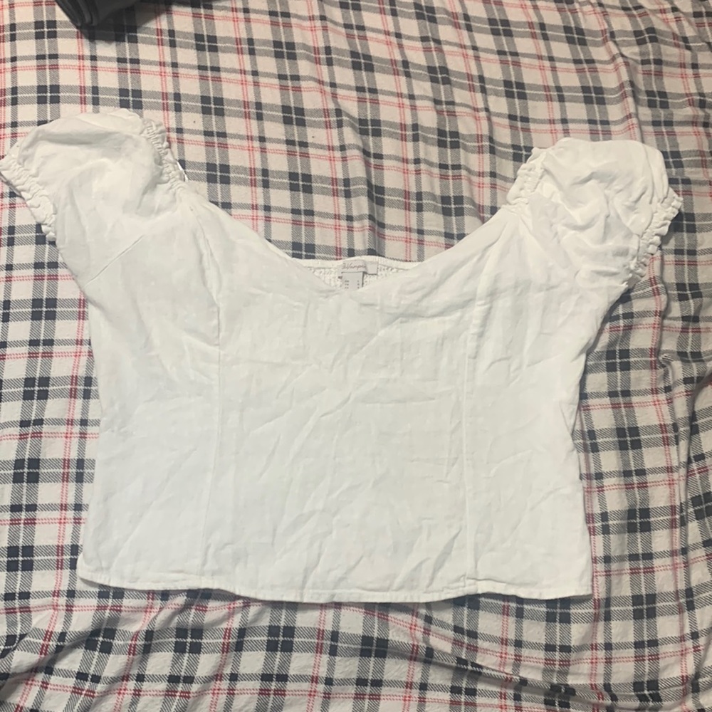 v-neck crop top with scrunched back
Brand- Revamped
Size-large
Color-white